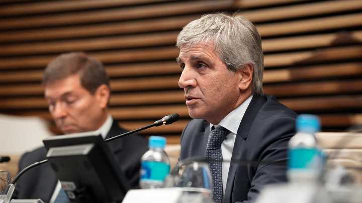Caputo niega el caído rescate financiero, pero sus dichos chocan con declaraciones previas