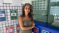 Carmen María Alcaraz, dueña de una administración de lotería en Murcia: "Estoy en el gremio desde el año 97 y el décimo ya costaba 3000 pesetas"