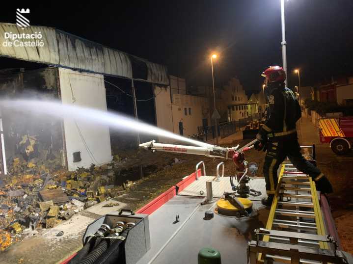 Almassora levanta las recomendaciones por el incendio en la nave de Greenmed tras mejorar la calidad del aire