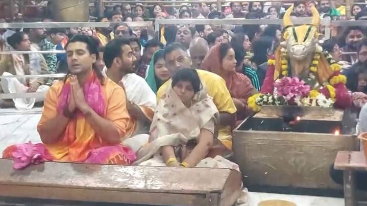 Jubin Nautiyal Visits Mahakaleshwar Temple In Ujjain, Attends Bhasma Aarti & Sings Soulful Bhajan