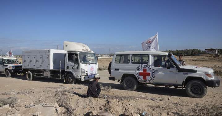 Las milicias gazatíes entregan a la Cruz Roja el cuerpo de un supuesto rehén israelí