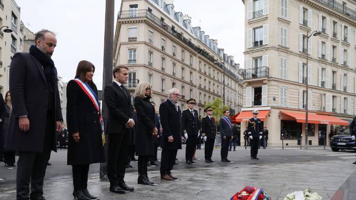 Francia rinde homenaje a las víctimas en el décimo aniversario de los atentados de París: "Querríamos encontrar sentido"
