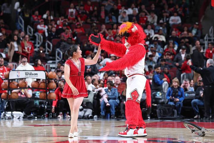 Halftime legend Red Panda returns to basketball court after injury hiatus
