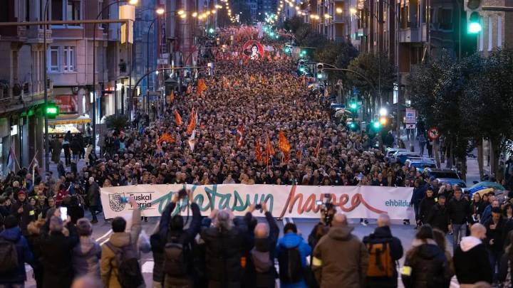 Miles de personas llenan Bilbao en la manifestación nacional contra el fascismo convocada por EH Bildu