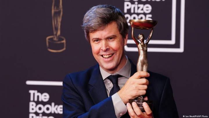 David Szalay gana el Premio Booker 2025 con 'Flesh', un libro "sombrío"