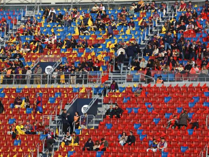 Fallo informático del Barça deja a socios fuera del Camp Nou en triunfo ante Alavés