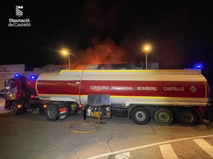 Extinguido el incendio en la Ciudad del Transporte de Castellón y controlado el de Almassora
