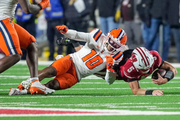 Illinois beats Northwestern 20-13 on a snowy Saturday