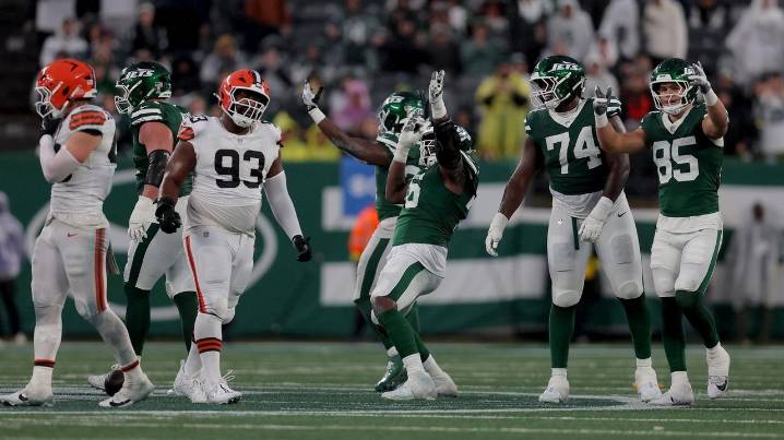 Jets get Browns to jump on fourth down to seal win