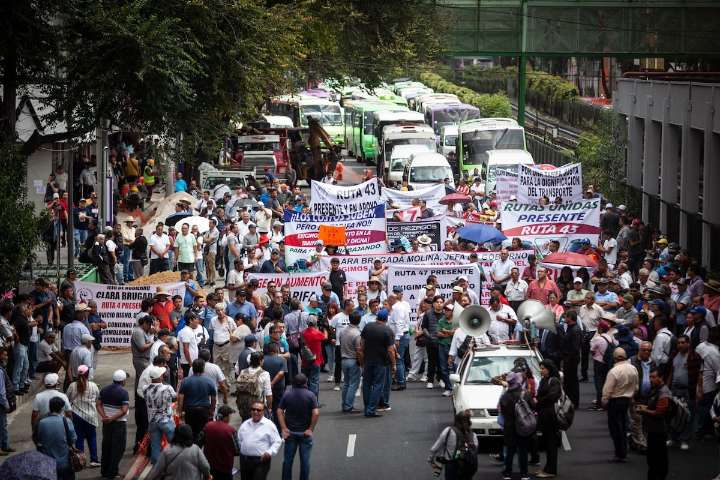 Los transportistas marchan rumbo al Zócalo para manifestarse por la inseguridad en las carreteras