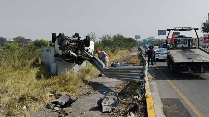 Impresionante. Hombres se salvan de morir tras accidente en Guadalupe; una valla metálica atravesó su camioneta