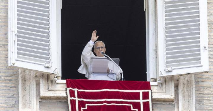El Papa en el Ángelus: «El verdadero santuario de Dios es Cristo muerto y resucitado»