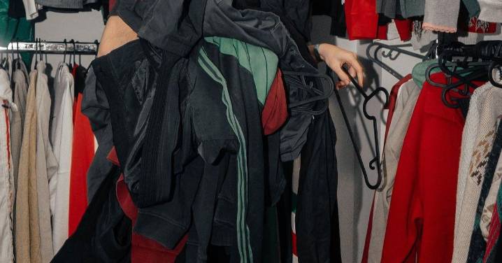 La paradoja de la ropa vintage en Ourense: la juventud enloquece con la moda de épocas pasadas con la tienda pop