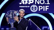 Alcaraz recibe el trofeo de número 1 del año 2025