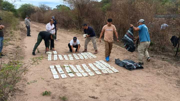 La avioneta caída en Rosario, venía de Bolivia: Encontraron 228 kilos de cocaína enterrados y hay nuevas detenciones