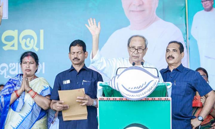 Naveen Patnaik leads massive roadshow in Nuapada, seeks vote for BJD's Snehangini Chhuria