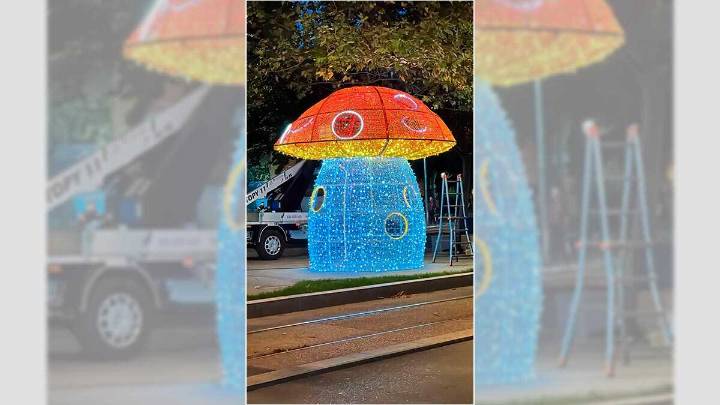 Una seta luminosa al estilo Mario Bros: la Navidad comienza a llegar al centro de Zaragoza