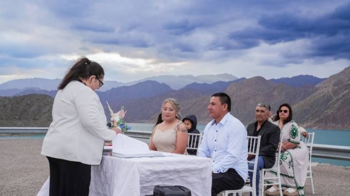 Amor frente al dique: una pareja sanjuanina se casó en el Punta Negra