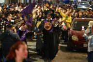 Disfrutan saltillenses de la callejoneada en el Centro Histórico