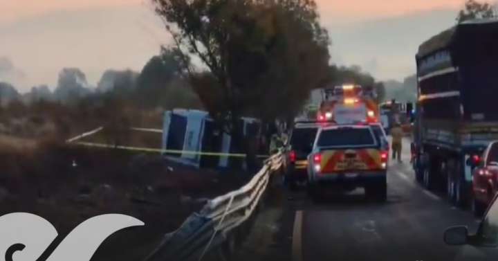 Volcadura de autobús deja al menos diez muertos, en Michoacán
