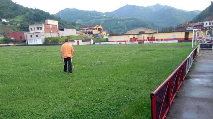 Mieres marca un gol en Ujo: el Ayuntamiento licita la renovación del campo de fútbol