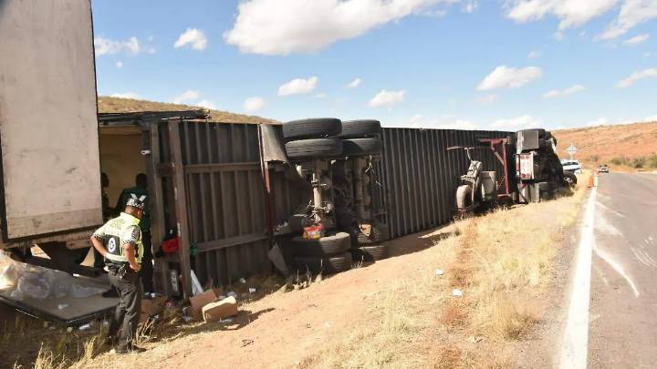 Vuelca tráiler cargado con veladoras en las “curvas del perico”