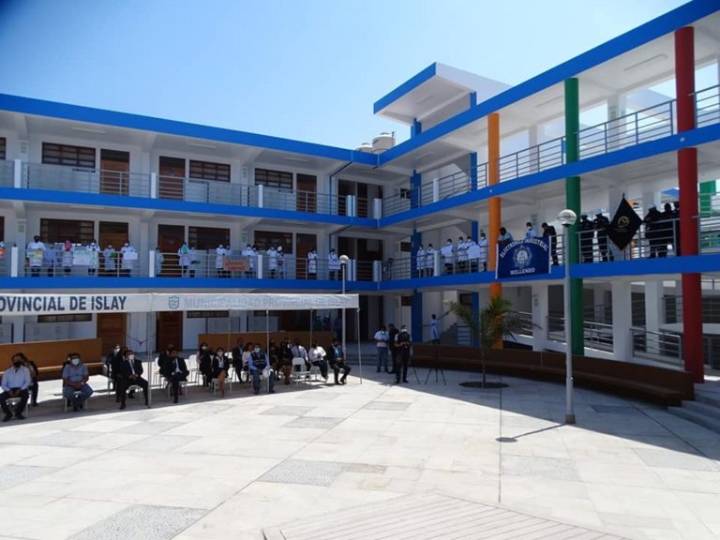 Medina presenta proyecto para convertir Instituto Jorge Basadre de Islay en Universidad