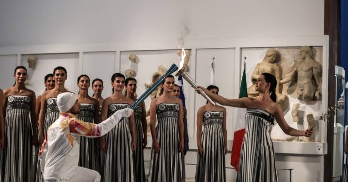 Encienden en Olimpia la antorcha olímpica de los Juegos de Invierno Milán