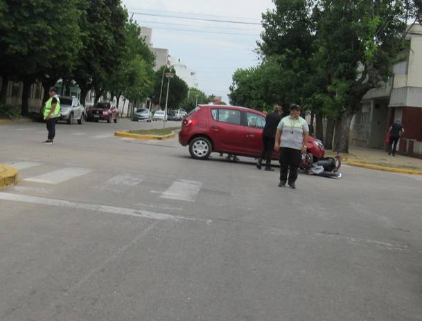 Accidente de tránsito entre auto y moto