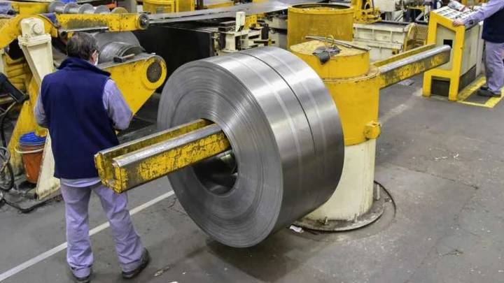 Recesión: el empleo privado cayó seis veces más que el público