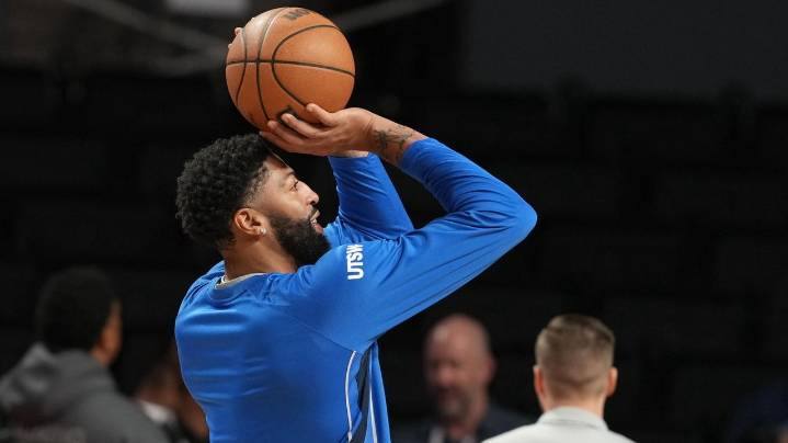 Anthony Davis out for Mavericks' game in Mexico City with leg injury