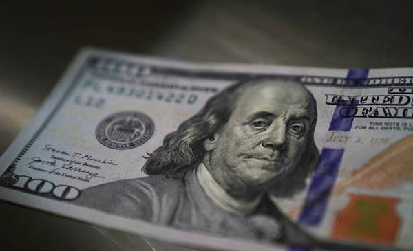 El dólar cedió $15 y cerró en $1.485
