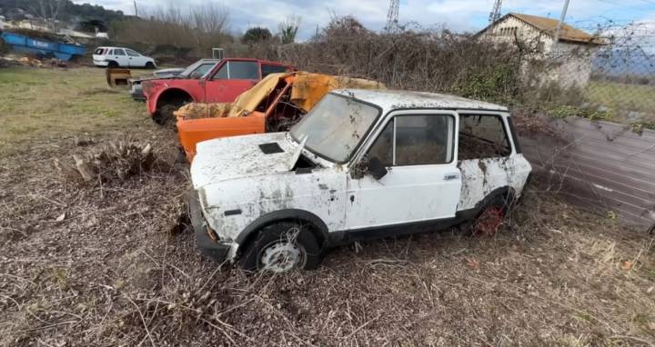 "Se me parte el corazón". El emotivo hallazgo de una colección de autos abandonados que entristeció a su descubridor