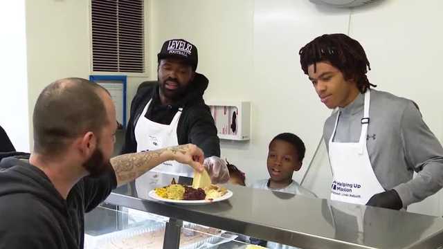 Current, former Ravens players give back ahead of Thanksgiving