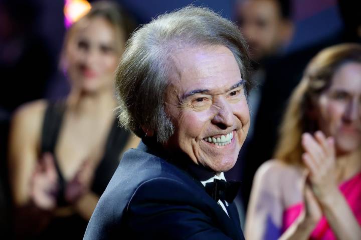 La noche más grande de Raphael: los Grammy Latinos le honran como Persona del Año en una gala llena de música y lágrimas