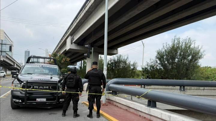 Hallan cuerpo en estado de descomposición en el río Santa Catarina, Nuevo León