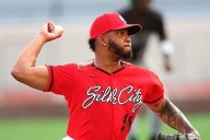 Los Tiburones contratan a un jugador de posición reconvertido en lanzador para fortalecer su bullpen