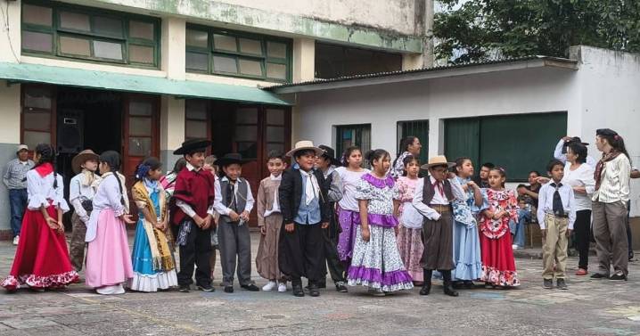 El Colegio 23 de Agosto celebró el Día de la Tradición con un colorido patio criollo