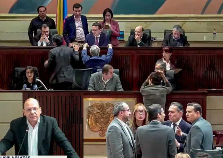 Oficialismo alarga la agonía: cómo una movida técnica mantiene viva la tributaria de Petro