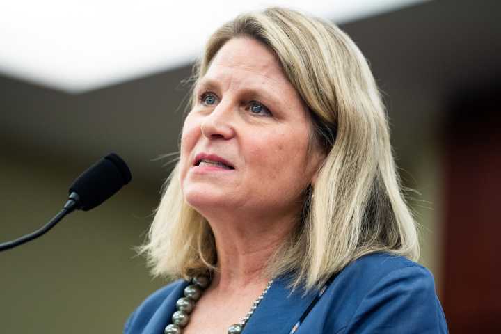 Top labor groups break with federal union's demand to end shutdown