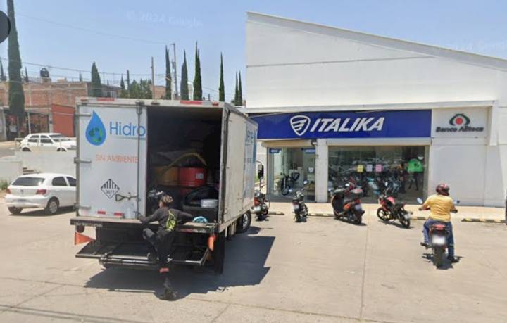Pareja armada asalta la tienda de motocicletas Italika en V.N.S.A. y se lleva 400 mil pesos en efectivo