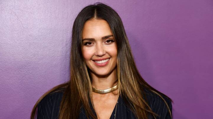 8 tonos de pelo para morenas que arrasarán esta Navidad 2025