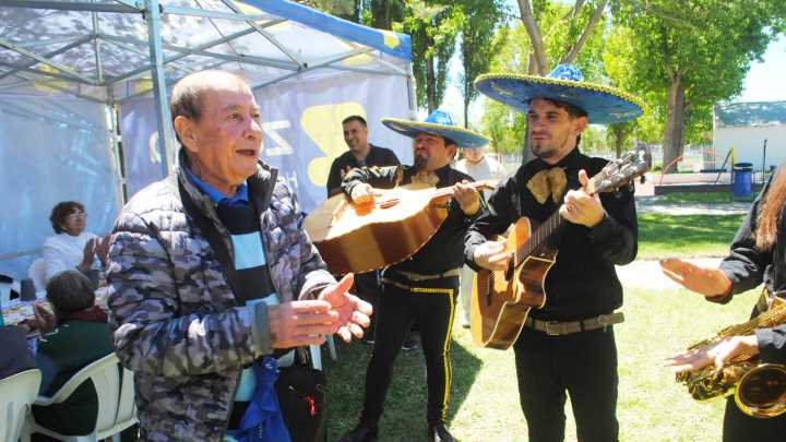 La historia de Lupe: el peluquero chileno de Zapala que emocionó a todos en su cumpleaños 90