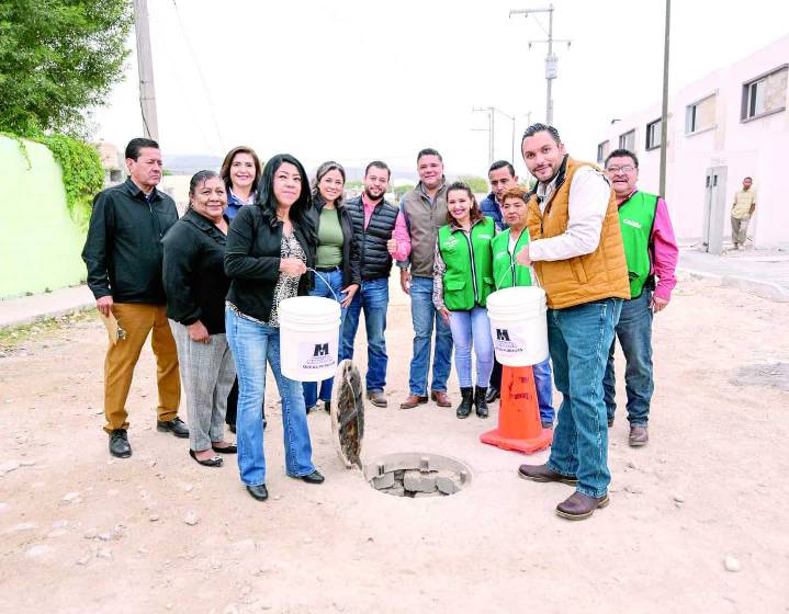 Carlos Villarreal entrega obra de agua y drenaje en Monclova
