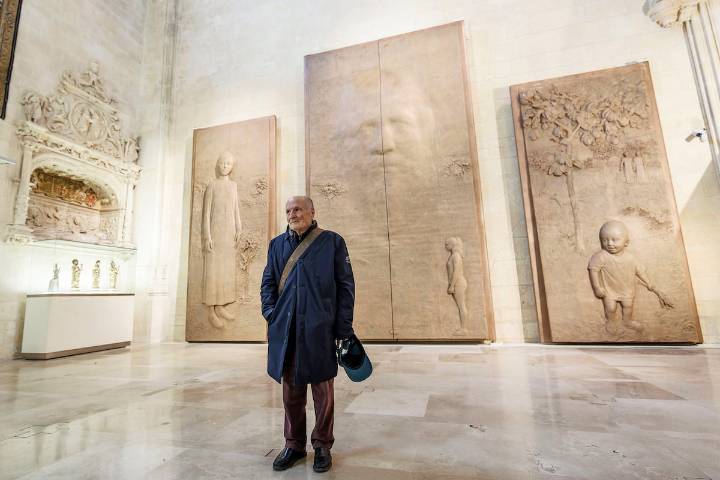 La catedral de Burgos expone las polémicas puertas diseñadas por Antonio López antes de su instalación