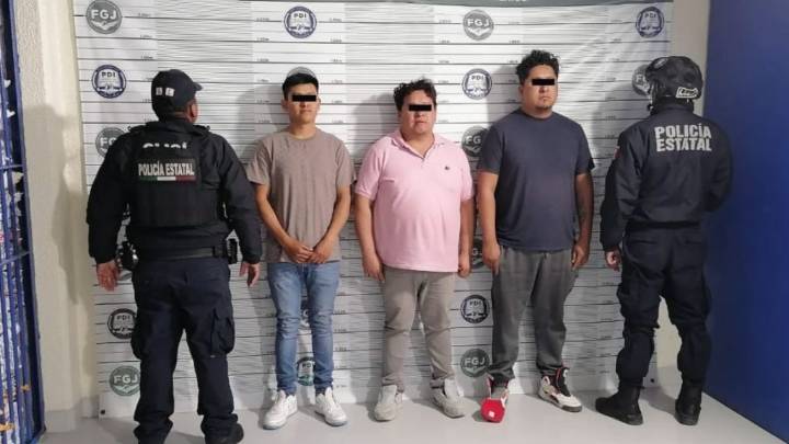 Operativo Argos frena a presunta banda de extorsionadores: Caen cuatro en taxi con droga y armas