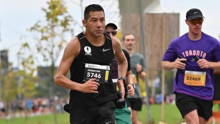 Al superar la parálisis, "le gané a las pruebas de la vida": Jonnatan, el maratonista