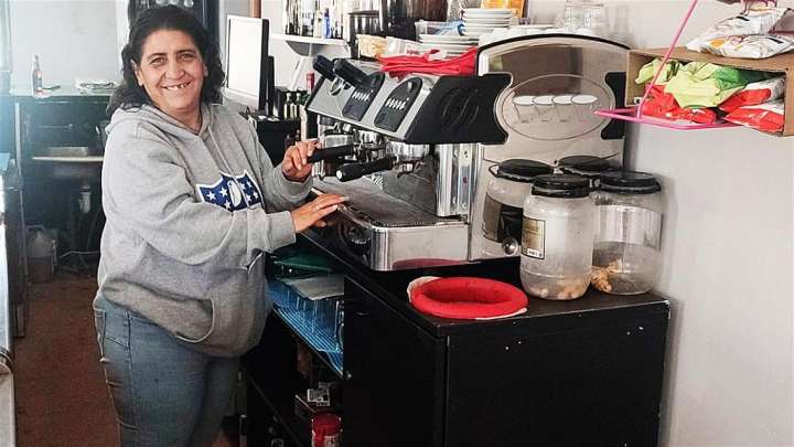 Yolanda (53) reabre el bar de un pequeño pueblo de Valladolid: "Nos fríen a gastos para ganar 1.000 euros al mes"