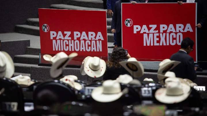Con sombreros ensangrentados diputados rinden minuto de silencio por Carlos Manzo