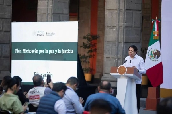 Anuncian beca y dos hospitales dentro del Plan Michoacán